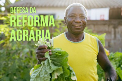 Arte: Comunicação/MPF, sobre foto de Igor Alecsander/Getty Images/Canva Foto de um homem sorridente, de camisa amarela, segura hortaliças verdes. À esquerda, em verde-limão, o texto: "Defesa da Reforma Agrária".