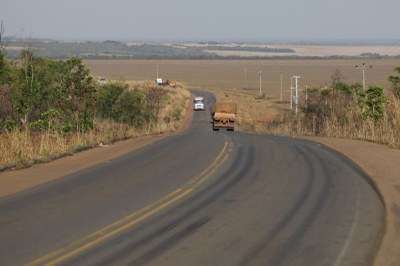 Foto mostra uma rodovia 