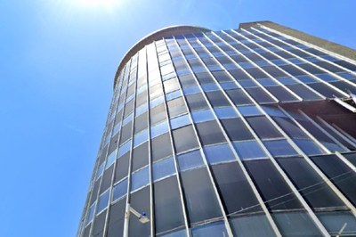 Sede do Grupo João Santos, em Recife (PE) Foto: Google Maps Foto mostra um prédio escuro espelhado. Ele tem um formato arredondado