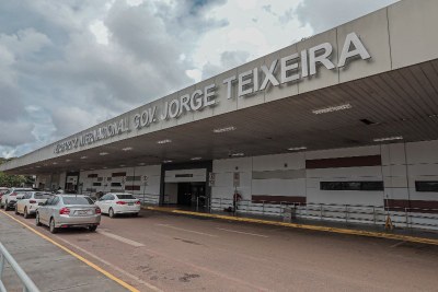 Foto mostra fachada do aeroporto de Rondônia 