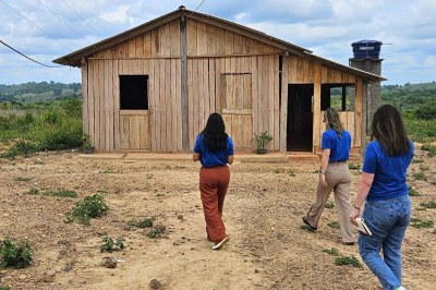 Foto: MPF Foto mostra três mulheres de costas indo em direção a uma escola da madeira
