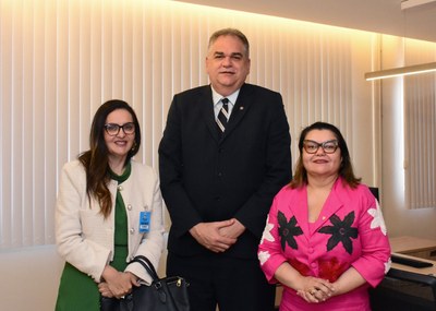 Promotora Anne, desembargador Fred e procuradora Janaina durante encontro, no TJPB. Foto: Ascom TJPB Promotora Anne, desembargador Fred e procuradora Janaina durante encontro, no TJPB, posando para foto