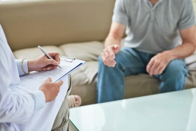 Imagem Ilustrativa: Freepik Uma pessoa com uma prancheta na mão atendendo um homem