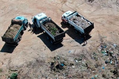 Foto mostra caminhões em aterro irregular em Araruama