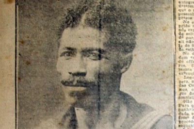Marinheiro João Cândido. Jornal Gazeta de Notícias de 31 de dezembro de 1912. Imagem de domínio público. Fonte: Wikipedia. Fotografia do marinheiro João Cândido em uma página antiga do jornal Gazeta de Notícias de 31 de dezembro de 1912.