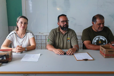 A procuradora da República Indira Pinheiro e os servidores da Funai William Silva Junior e Adir Veloso | Foto: MPF Foto colorida mostra, da esquerda para a direita, a procuradora Indira Pinheiro e os servidores da Funai William Silva Junior e Adir Veloso, sentados diante de uma mesa durante a eleição para cacique e vice-cacique na TI Mangueirinha, no Paraná