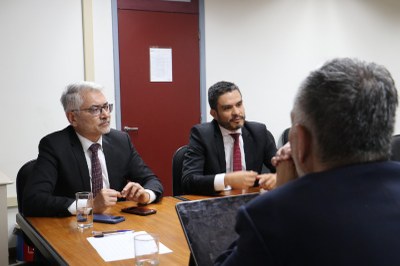 Foto mostra os dois procuradores da República de frente 