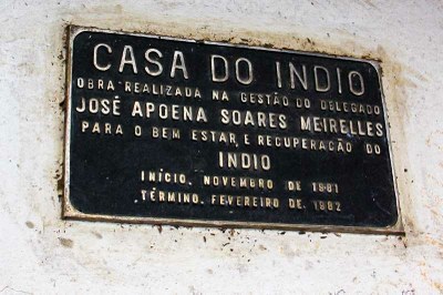 Foto: Comunicação/MPF Foto mostra placa com data da inauguração da casa do índio
