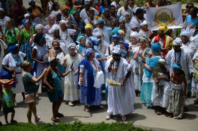 Imagem de diversas pessoas com roupas religiosas em um jardim 