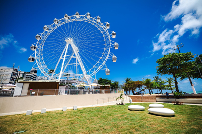 Fotografia da roda gigante de Maceió vista de baixo