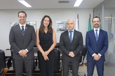 Esq. para dir.: João Norberto França Gomes, presidente do EPTB/PR; Cintia Maria Scheid, diretora do IEPTB-PR; procurador-chefe Daniel Holzmann Coimbra; procurador regional eleitoral Marcelo Godoy; foto: Ascom/PR #PraTodosVerem: foto colorida mostra da esquerda para a direita: João Norberto França Gomes, presidente do EPTB/PR; Cintia Maria Scheid, tabeliã do 4º Tabelionato de Protesto de Curitiba e diretora do IEPTB-PR;
Daniel Holzmann Coimbra, procurador-chefe do MPF no Paraná; Marcelo Godoy, e o procurador regional eleitoral.