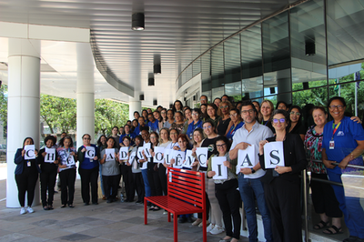 Foto mostra procurador-chefe substituto, participantes de oficinas e servidores em volta do Banco Vermelho que fica em frente à sede do MPF na capital. Eles estão segurando cartazes com letras com o dizer: Chega de violências