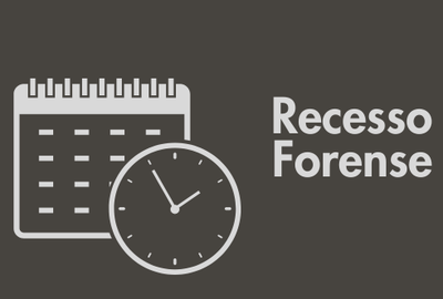 Imagem: Ascom MPF A imagem tem fundo cinza. No lado esquerdo, há uma ilustração de um calendário sobreposto por um relógio, ambos na cor branca. Do lado dessa ilustração, está escrito recesso forense, também na cor branca.