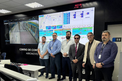 Seis homens lado a lado no Centro de Controle do Aeromóvel People Mover