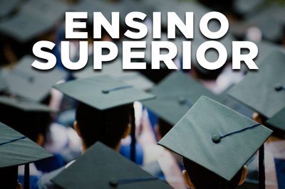 Foto mostra estudantes de costas usando capelo. Em branco está escrito Ensino Superior 