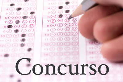 Arte: Comunicação/MPF Fotografia da mão de uma pessoa segurando uma caneta e marcando um gabarito de prova de concurso.