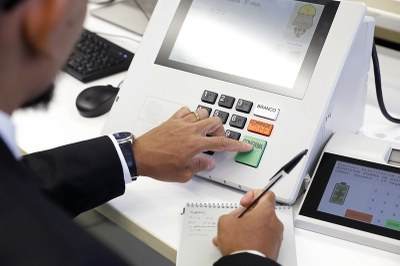 Imagem de uma pessoa manuseando a urna eletrônica