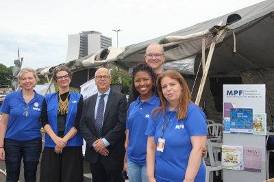 Foto: Comunicação MPF Foto mostra equipe do MPF, ao lado do PRDC, participando do evento PopRuaJud, em frente ao local de atendimento do órgão