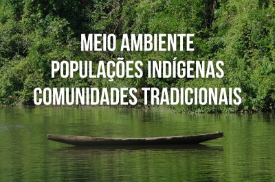 Arte: Comunicação/MPF, sobre foto de FabioMaffei/Canva. Foto em formato retangular de uma canoa de madeira flutuando em um rio rodeado por uma densa vegetação verde ao fundo. Sobre a imagem, há um texto em letras brancas grandes e centralizadas, que diz: "Meio ambiente - populações indígenas - comunidades tradicionais".