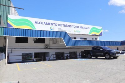 Foto: Raiane Luiz/Sejusc Foto mostra a fachada do alojamento de trânsito de Manaus com um carro estacionado na frente