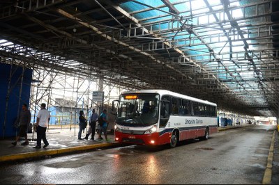 Foto ilustrativa: Tânia Rêgo/Agência Brasil Foto mostra um ônibus chegando no terminal rodoviário