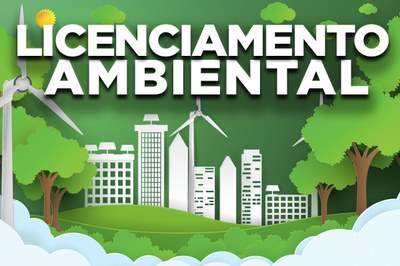 A imagem apresenta uma ilustração digital em estilo paper cut (recorte de papel sobreposto) com o título centralizado "LICENCIAMENTO AMBIENTAL" em letras garrafais brancas. O cenário foca na sustentabilidade e no desenvolvimento urbano equilibrado, exibindo uma silhueta de cidade com prédios modernos e turbinas eólicas integradas a uma paisagem natural composta por colinas verdes, árvores e nuvens estilizadas na base. A paleta de cores é predominantemente baseada em tons de verde, com a presença de um sol amarelo no canto superior esquerdo, transmitindo uma mensagem de harmonia entre o crescimento industrial e a preservação do meio ambiente.