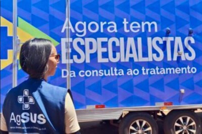 Imagem de servidora da AgSUS em frente ao caminhão do órgão