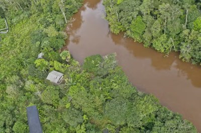 Foto aérea mostra rio Cupixi enlameado 
