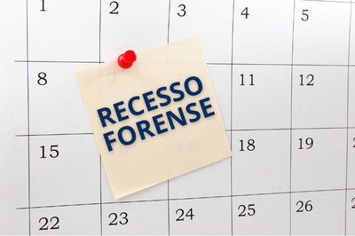 foto: canva Imagem de um calendário com post-it escrito "recesso forense".