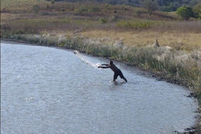 Foto: MPF Foto mostra um homem jogando uma rede de pesca em um lago