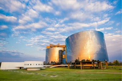 Foto: João Américo/MPF Fachada do prédio da Procuradoria-Geral da República em dia de céu claro com nuvens