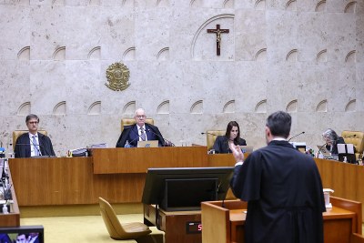 Sessão plenária do STF - 11/12/2025. É possível ver o procurador-geral da República, Paulo Gonet Branco, o presidente do STF, ministro Edson Fachin. Há um advogado de costas em primeiro plano fazendo sustentação ora.