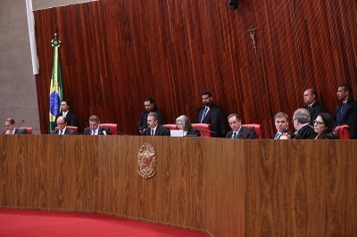 Foto: Luiz Roberto/TSE Imagem dos ministros do tribunal, por trás do balcão do tribunal