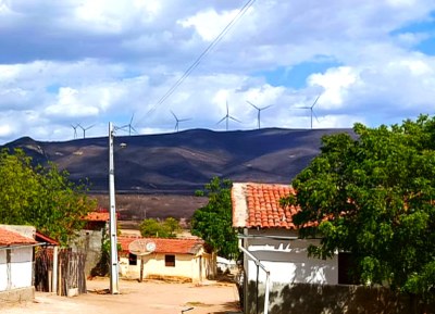 Casas e torres eólicas