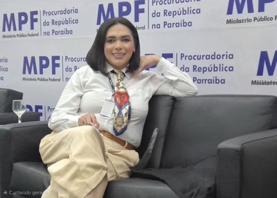 Mulher sentada em um sofá