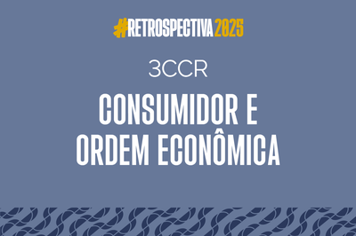 Arte: Secom/MPF Esta imagem é um card gráfico informativo, com um design limpo e institucional. Abaixo estão os principais elementos:
Fundo e Identidade: O fundo é de cor azul-acinzentada, com uma faixa decorativa na base composta por um padrão geométrico em tons de azul escuro.
Cabeçalho: No topo, à esquerda, aparece a hashtag #RETROSPECTIVA2025 em destaque nas cores branco e amarelo.
Texto Central: Em letras brancas e de grande porte, lê-se o nome da unidade e sua área de atuação: 3CCR – CONSUMIDOR E ORDEM ECONÔMICA.