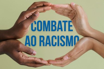Duas mãos negras e duas brancas formam um círculo. No centro, a frase em azul: combate ao racismo.
