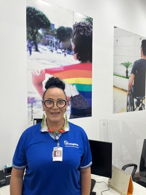 Mulher vestida de blusa azul