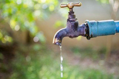 Foto ilustrativa: Canva Imagem de uma torneira aberta caindo um fio de água