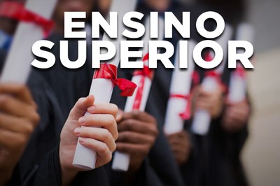 Arte: Comunicação/MPF. Arte retangular de formandos vestidos com beca segurando canudos de diploma enrolados em fita vermelha. Na parte superior da arte está escrito em letras brancas Ensino Superior.