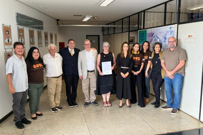 Várias pessoas posam para a foto