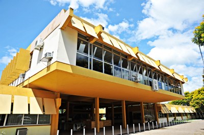 Foto mostra fachada do prédio da universidade 