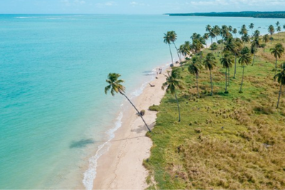 imagem mostra visão aérea de praia em Porto de Pedras