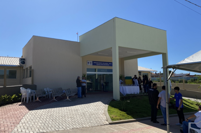 Foto: Ascom Seplag MG Fachada da Unidade Básica de Saúde Edson Paulo de Souza sob céu claro. Pessoas circulam na entrada do prédio moderno, que possui rampa de acessibilidade e áreas gramadas.