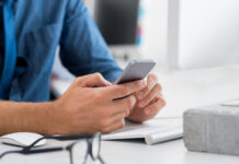 Empresa pode proibir celular no trabalho? Saiba se há regra na lei